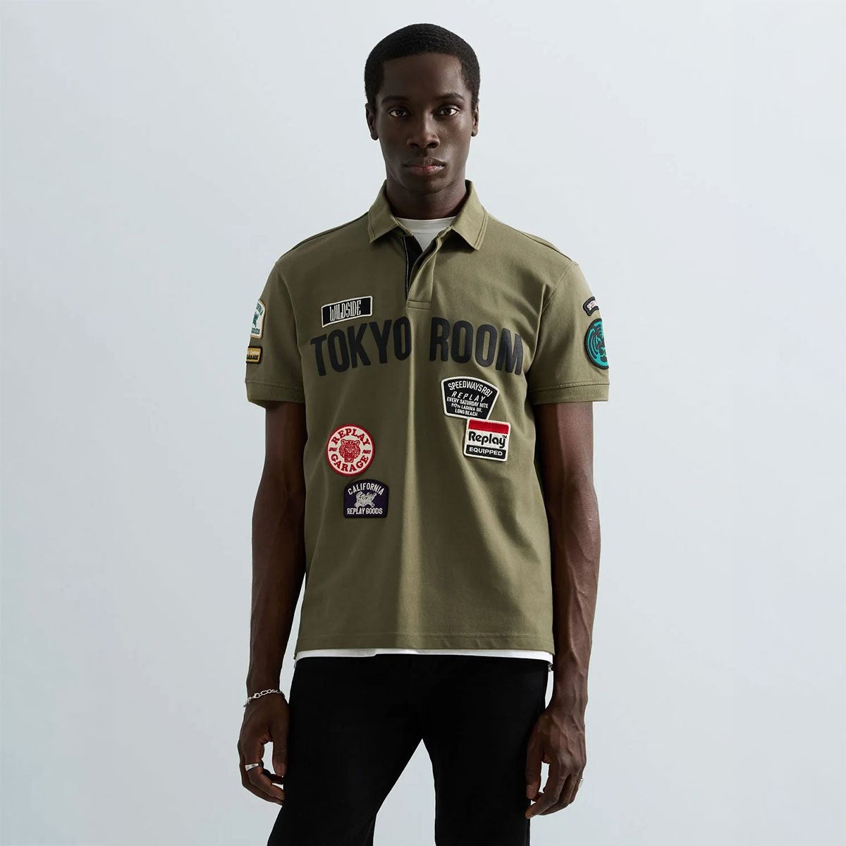 REPLAY｜レギュラーフィット トウキョウ ルーム S/S ポロシャツ｜Tポロシャツ｜アイビーグリーン｜モデル着用