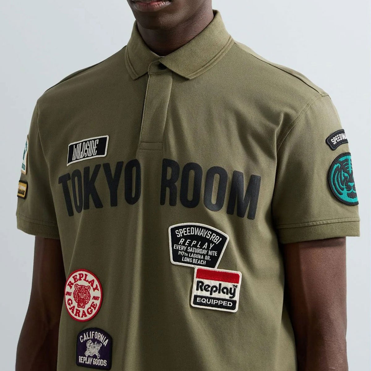 REPLAY｜レギュラーフィット トウキョウ ルーム S/S ポロシャツ｜Tポロシャツ｜アイビーグリーン｜モデル着用
