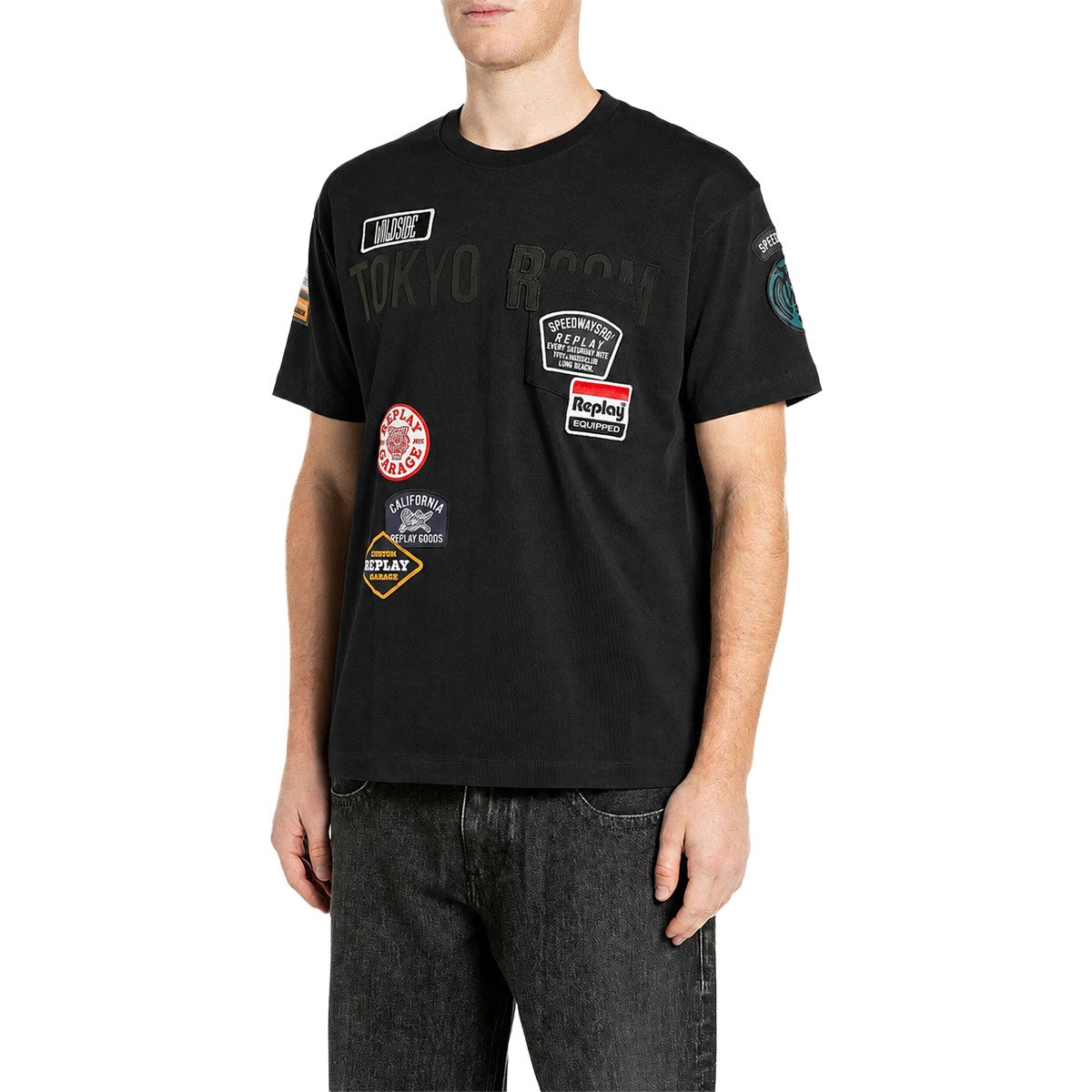 REPLAY｜レギュラーフィット トウキョウ ルーム Tシャツ｜Tシャツ｜ブラック｜モデル着用