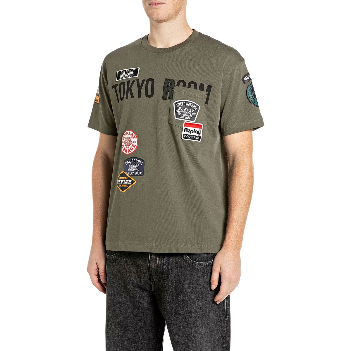 REPLAY｜レギュラーフィット トウキョウ ルーム Tシャツ｜Tシャツ｜アイビーグリーン｜モデル着用