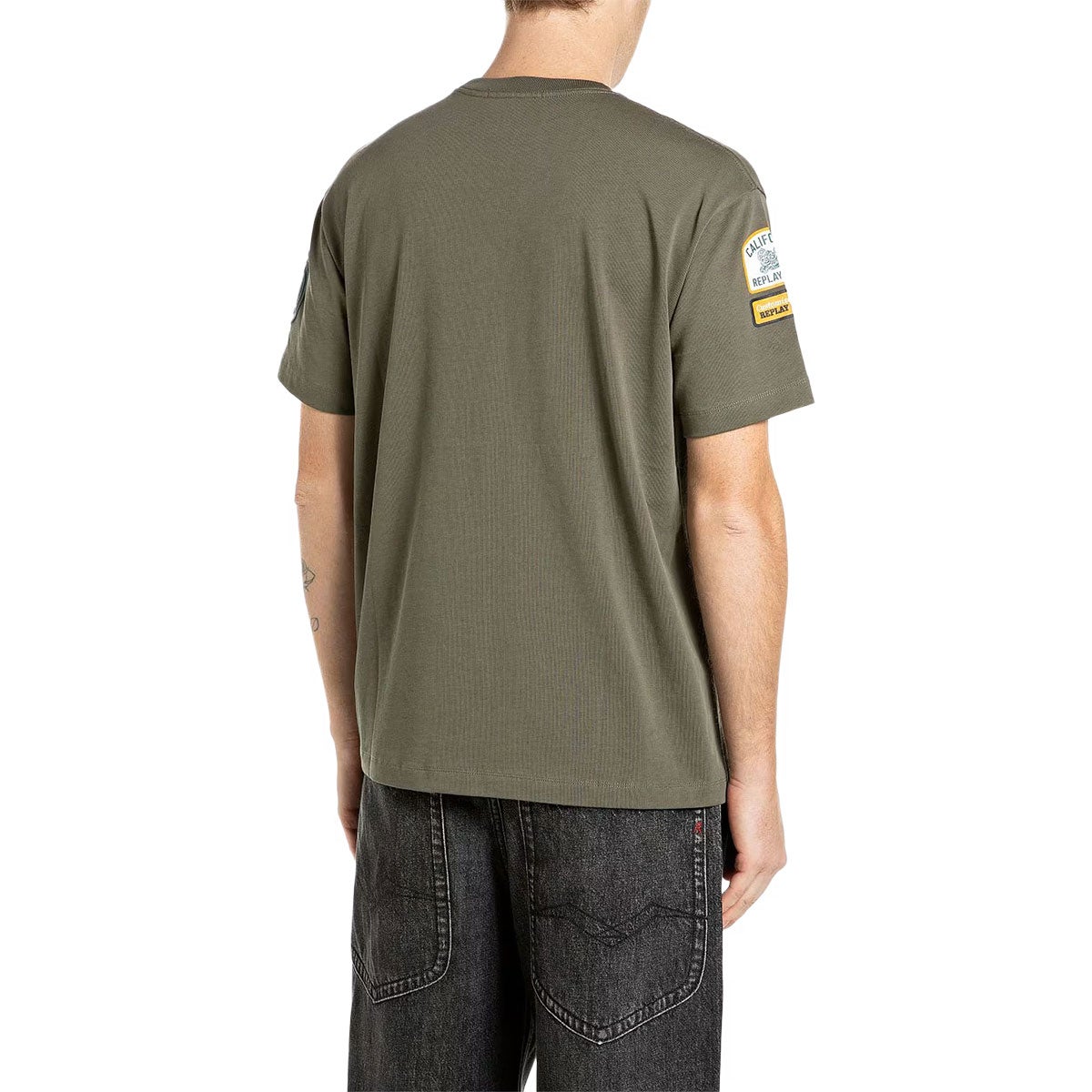 REPLAY｜レギュラーフィット トウキョウ ルーム Tシャツ｜Tシャツ｜アイビーグリーン｜モデル着用