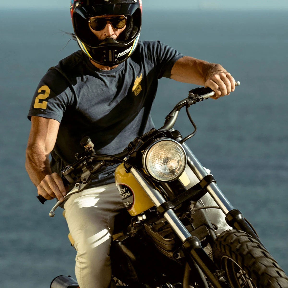 Maria Riding Company｜カスタム リーグ Tシャツ｜Tシャツ｜ロイヤルブルー｜モデル着用