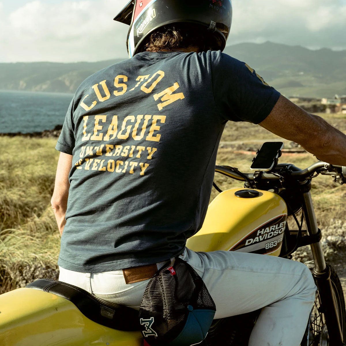 Maria Riding Company｜カスタム リーグ Tシャツ｜Tシャツ｜ロイヤルブルー｜モデル着用