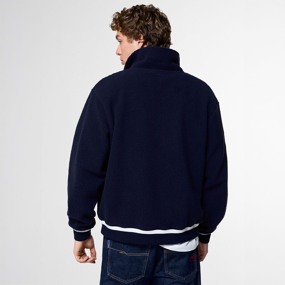 Pepe Jeans｜ぺぺ×レッドブル メンズ ハーフジップ フリース｜ウェット｜ネイビー｜モデル着用