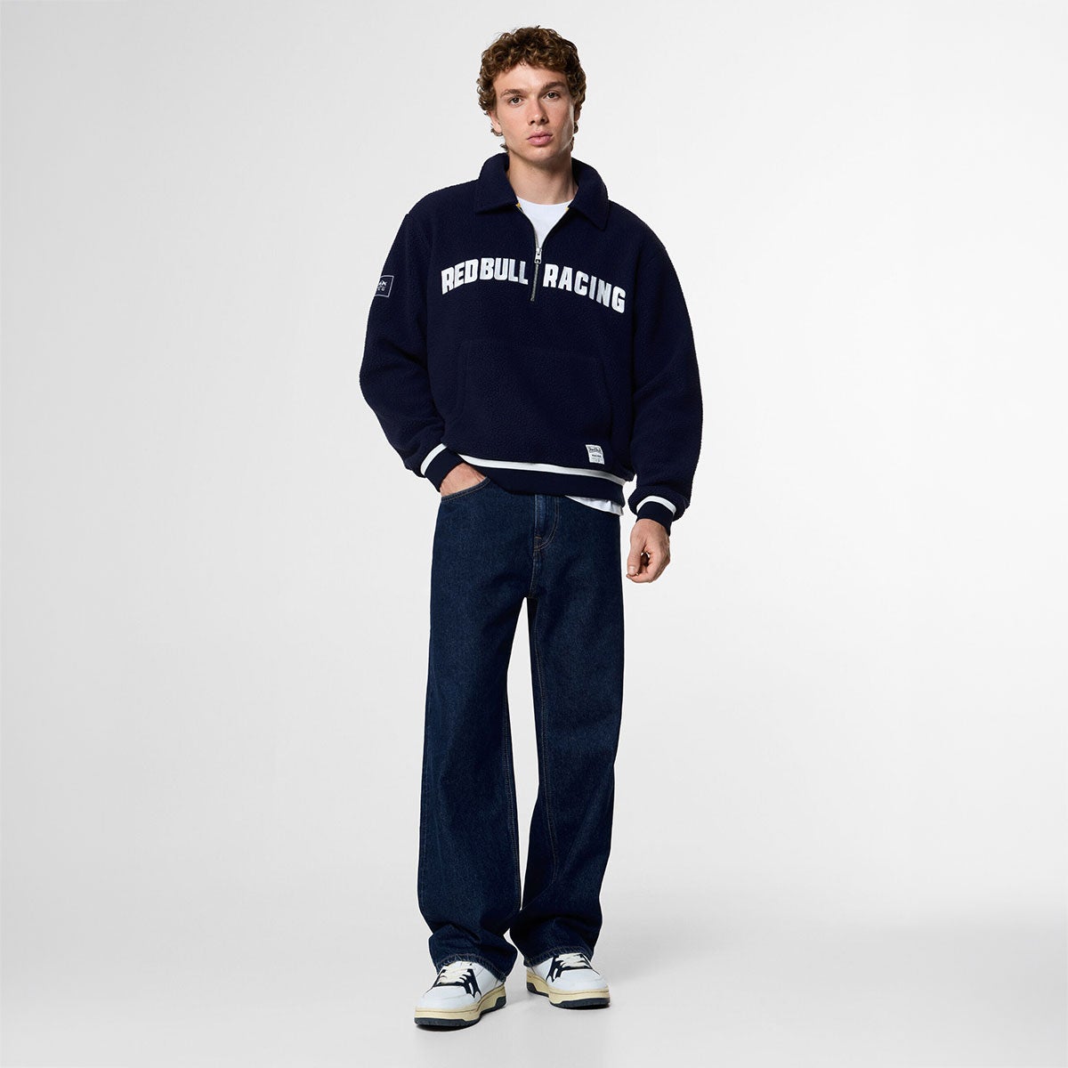 Pepe Jeans｜ぺぺ×レッドブル メンズ ハーフジップ フリース｜ウェット｜ネイビー｜モデル着用