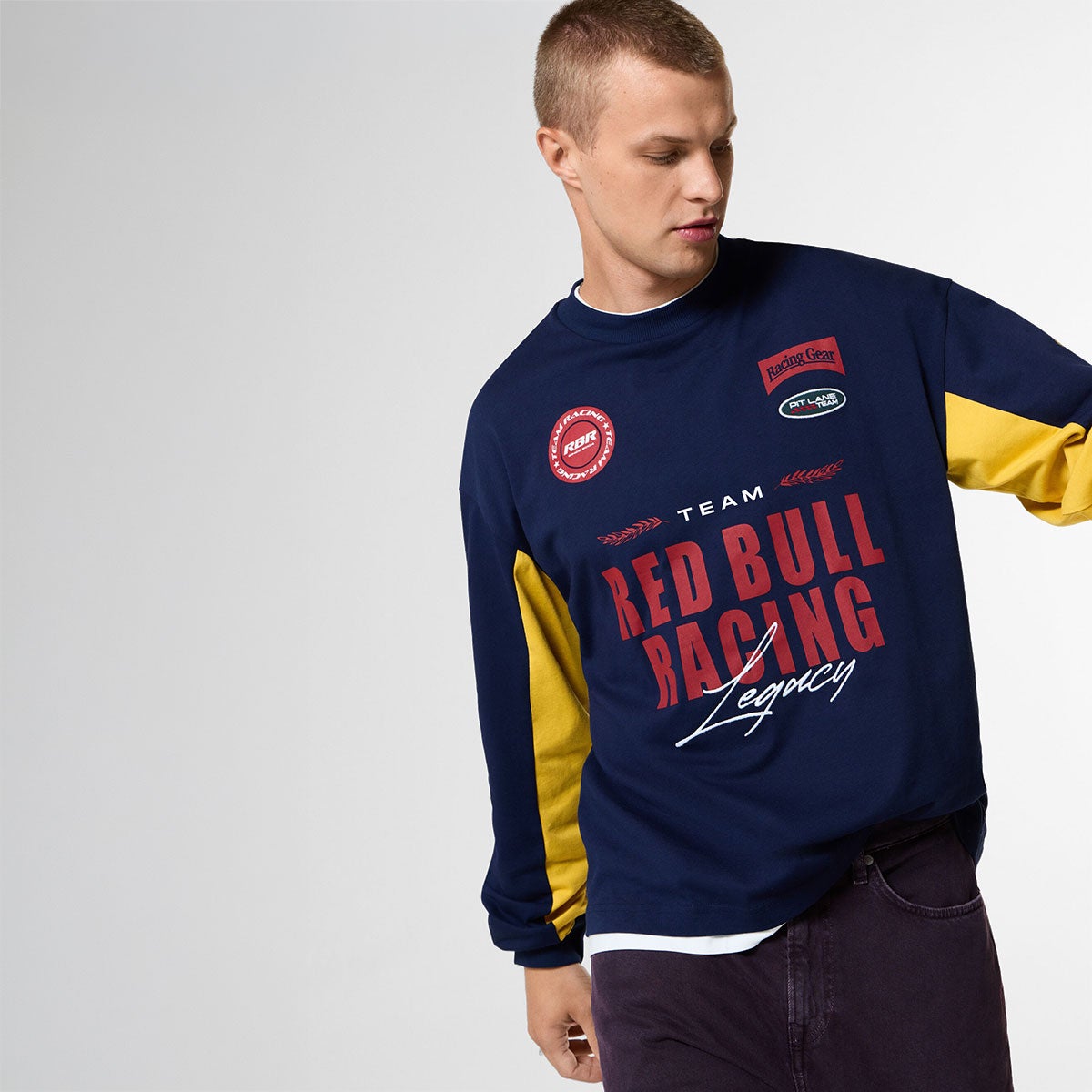 Pepe Jeans｜ぺぺ×レッドブル メンズ チーム L/S Tシャツ｜ロングスリーブ｜ネイビー｜モデル着用
