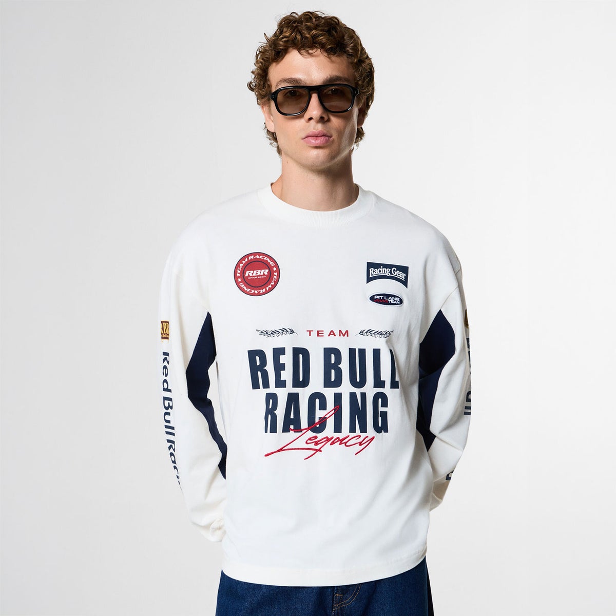 Pepe Jeans｜ぺぺ×レッドブル メンズ チーム L/S Tシャツ｜ロングスリーブ｜オフホワイト｜モデル着用