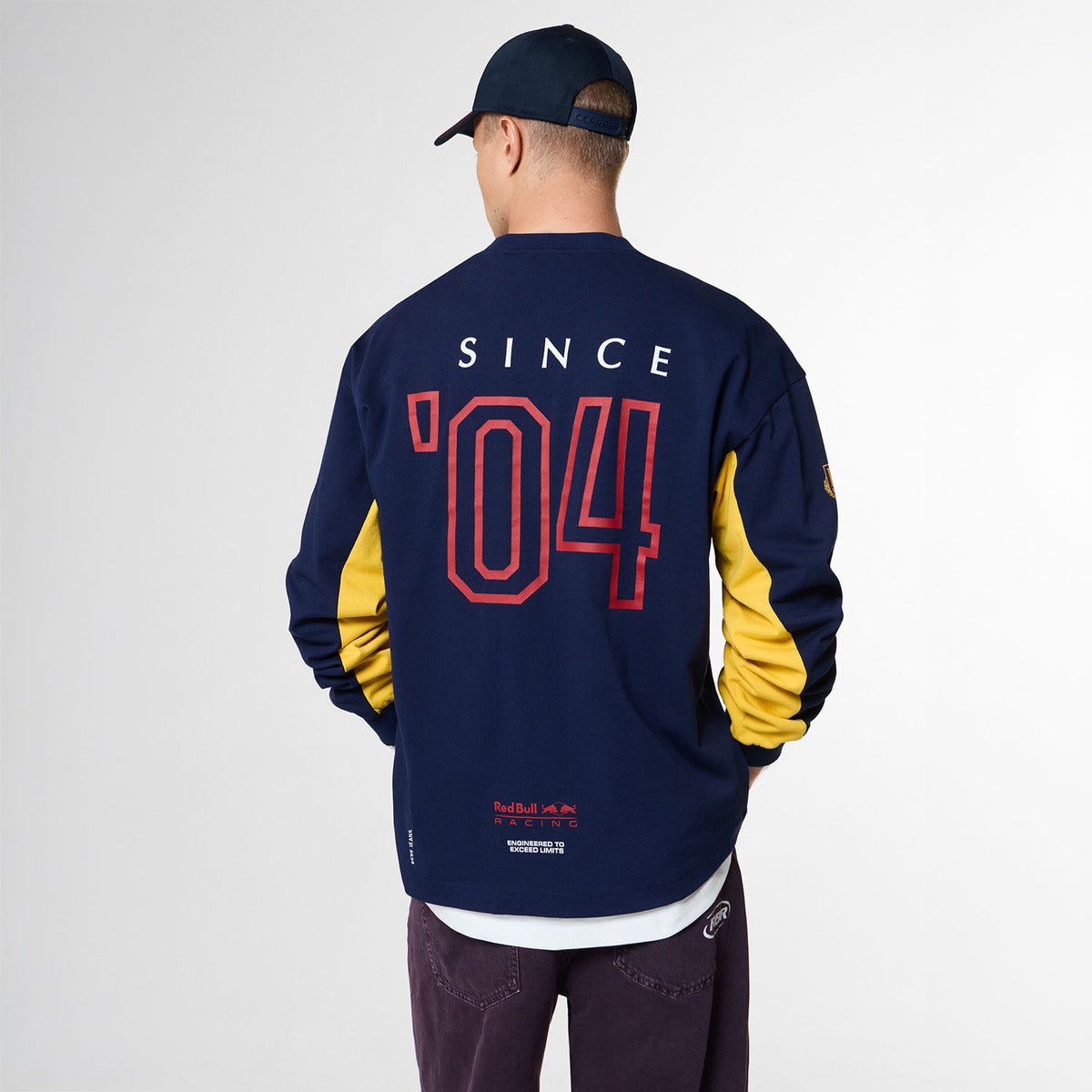 Pepe Jeans｜ぺぺ×レッドブル メンズ チーム L/S Tシャツ｜ロングスリーブ｜ネイビー｜モデル着用