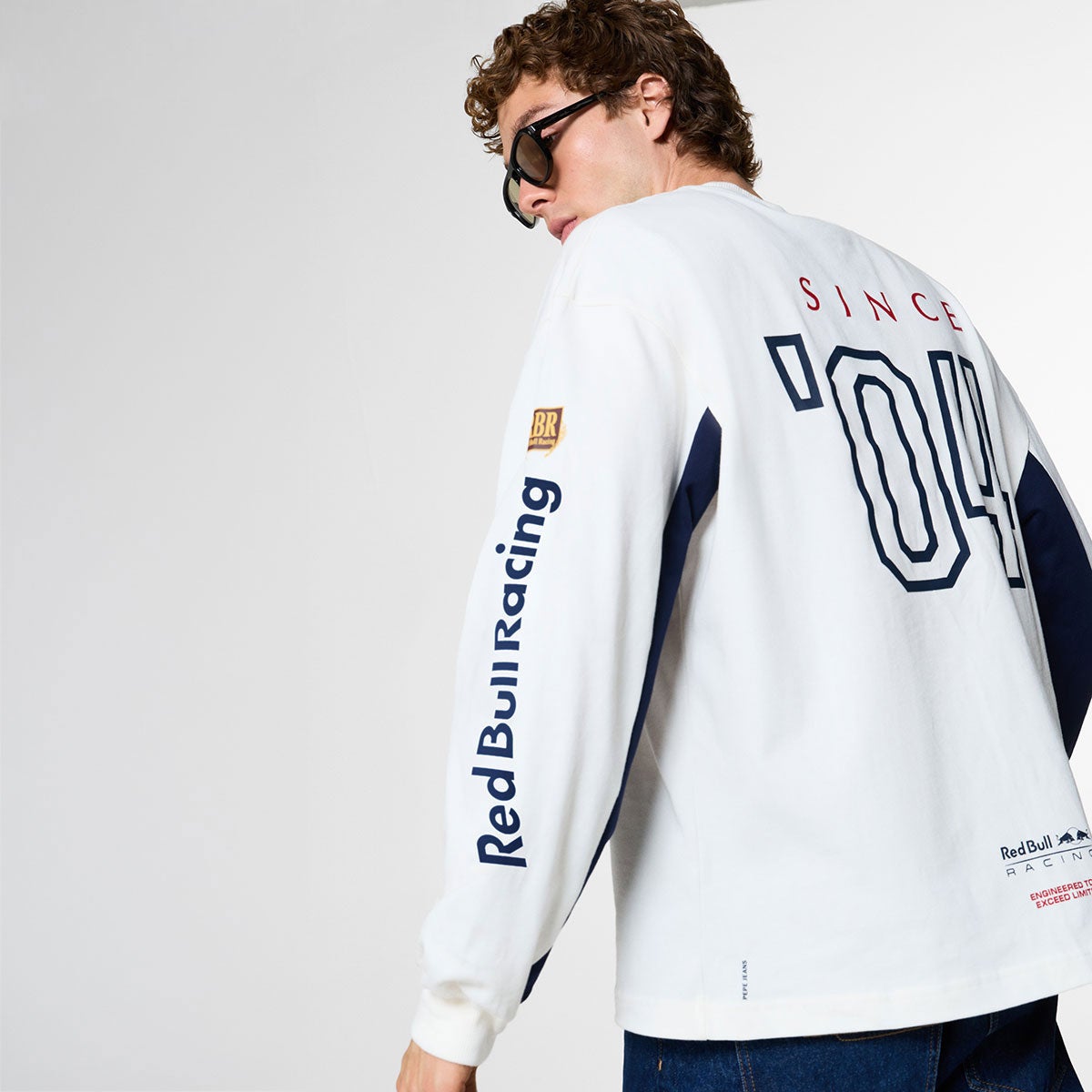 Pepe Jeans｜ぺぺ×レッドブル メンズ チーム L/S Tシャツ｜ロングスリーブ｜オフホワイト｜モデル着用