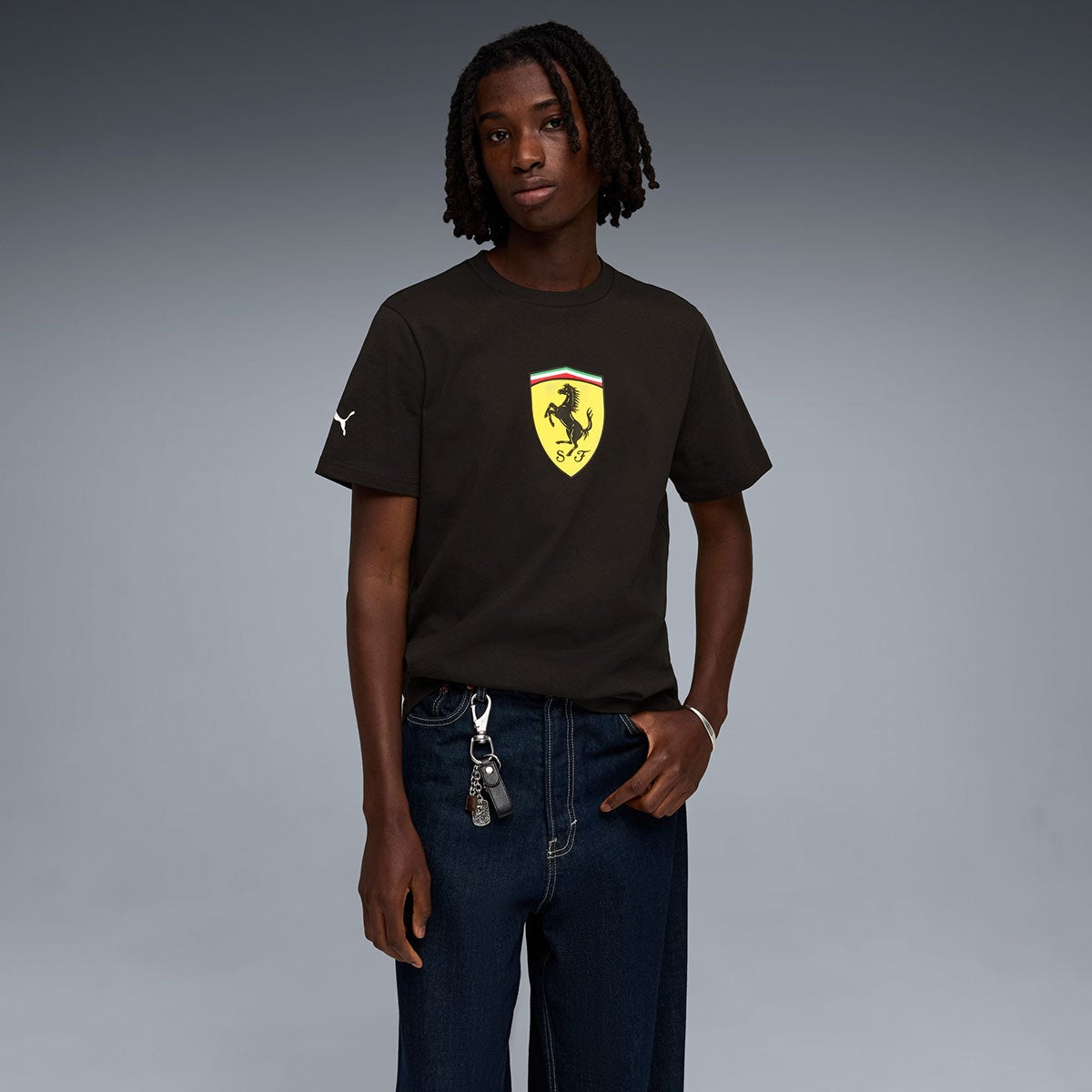 Ferrari｜スクーデリア フェラーリ シールド Tシャツ｜Tシャツ｜ブラック｜モデル着用