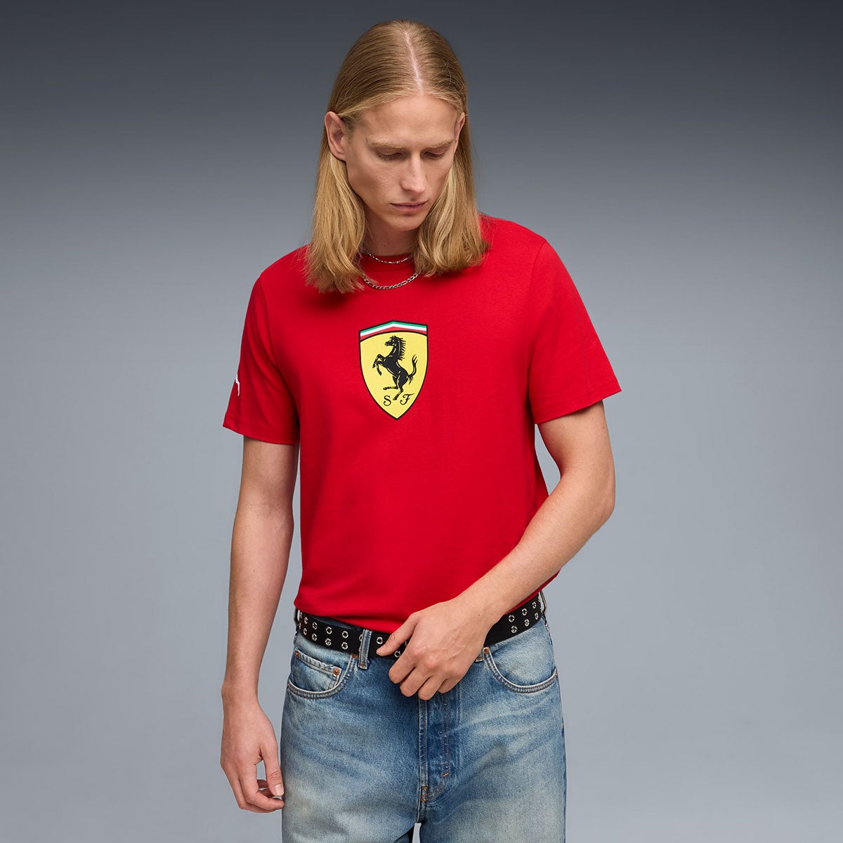 Ferrari｜スクーデリア フェラーリ シールド Tシャツ｜Tシャツ｜レッド｜モデル着用