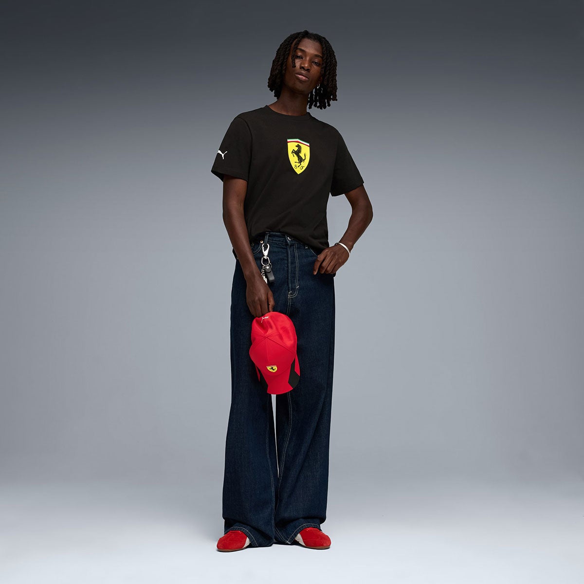 Ferrari｜スクーデリア フェラーリ シールド Tシャツ｜Tシャツ｜ブラック｜モデル着用