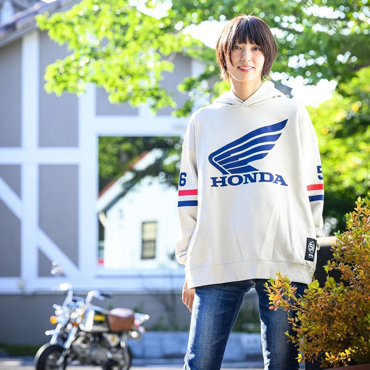 56design｜Honda x 56design ビッグシルエット パーカー｜フーディ｜ライトグレー×ネイビー×レッド｜モデル着用