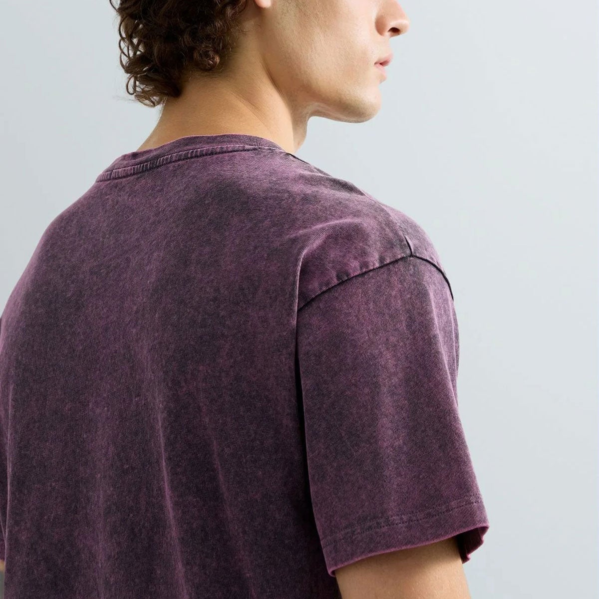 REPLAY｜レギュラーフィットエイティーズ Tシャツ｜トップス｜オーキッド｜モデル着用