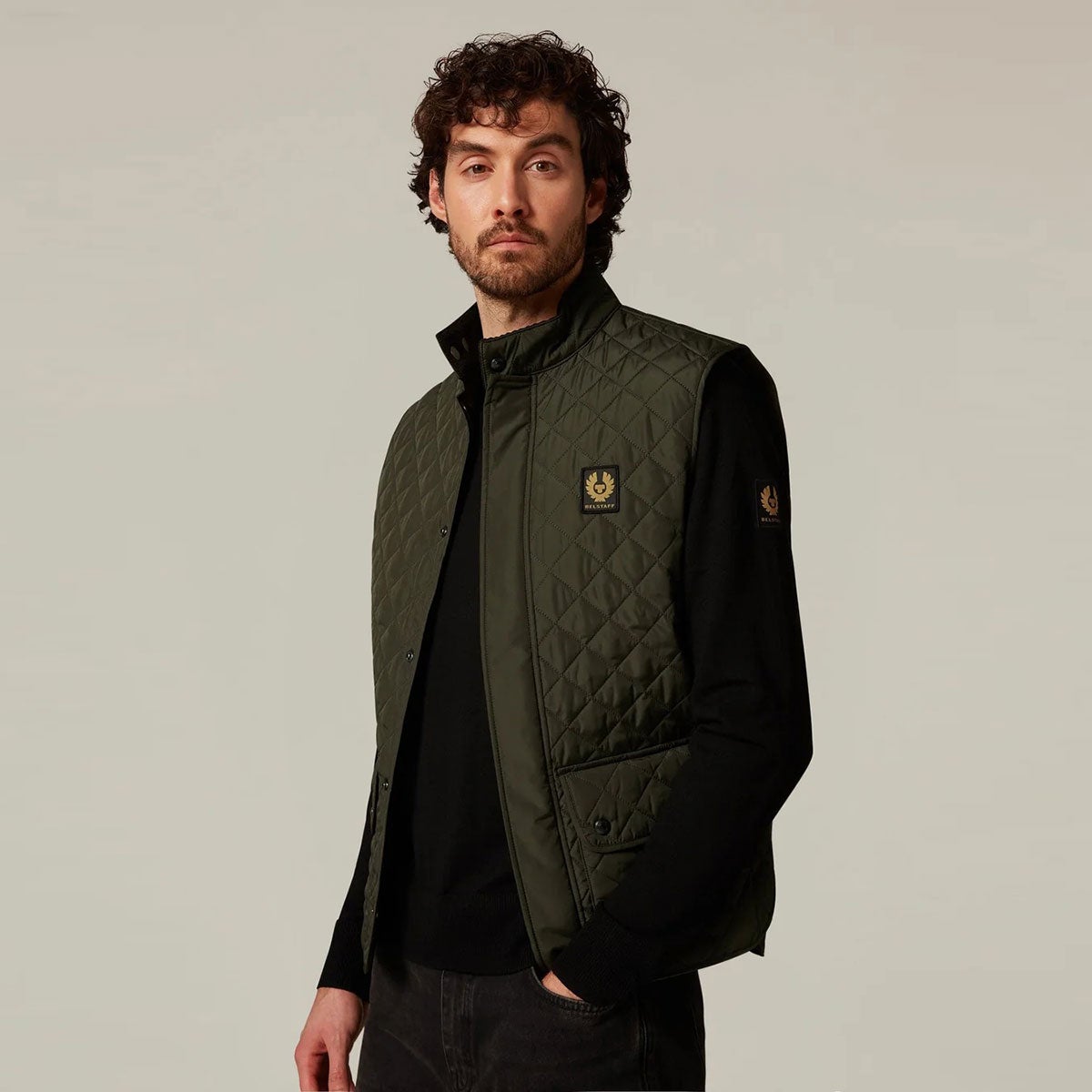 BELSTAFF｜アイコン ジレ｜ベスト｜フェイデッド オリーブ｜モデル着用