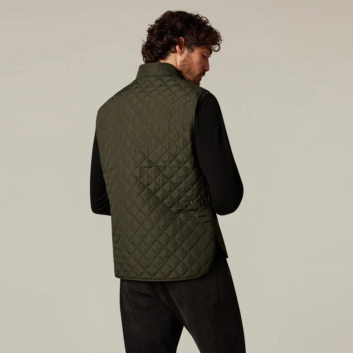 BELSTAFF｜アイコン ジレ｜ベスト｜フェイデッド オリーブ｜モデル着用