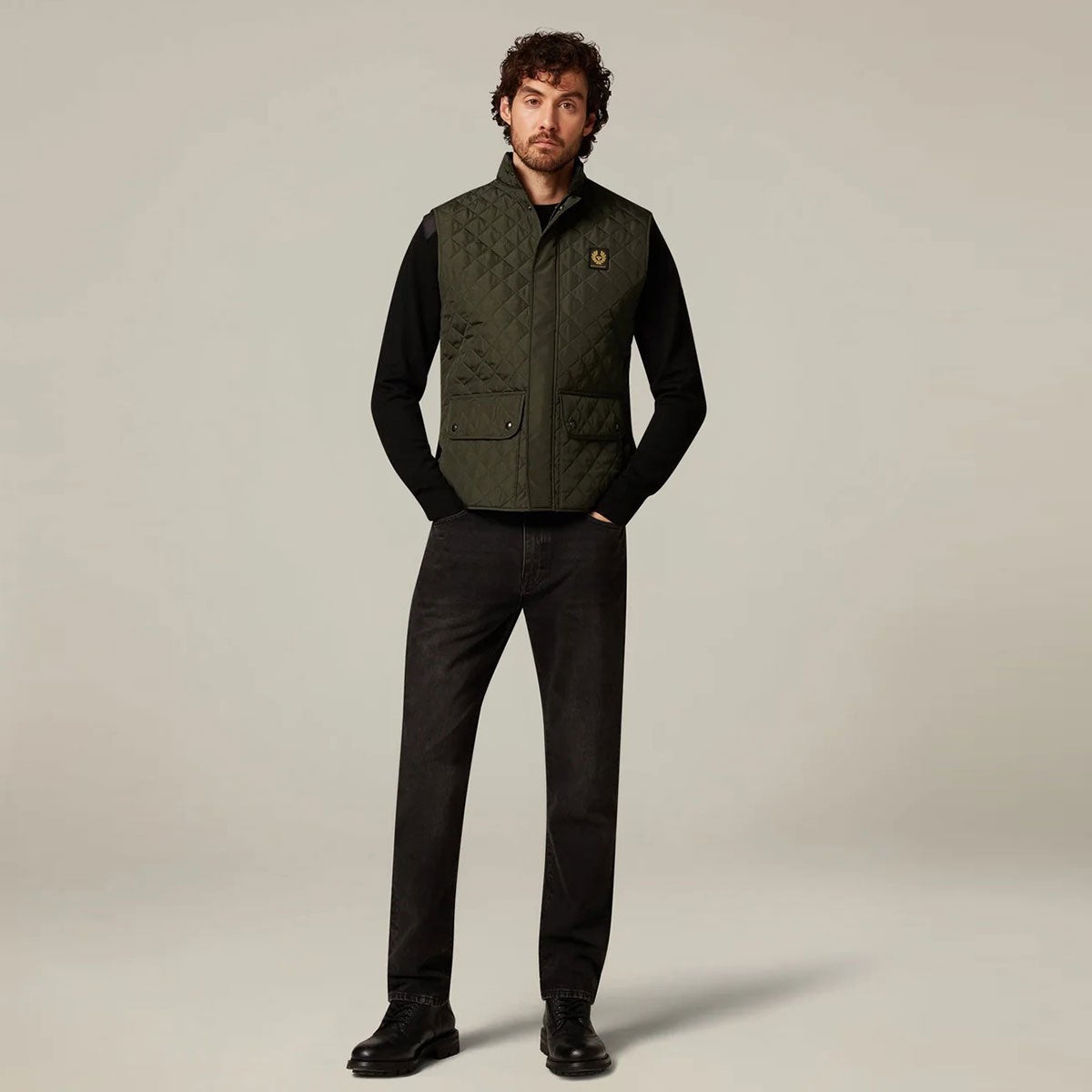BELSTAFF｜アイコン ジレ｜ベスト｜フェイデッド オリーブ｜モデル着用