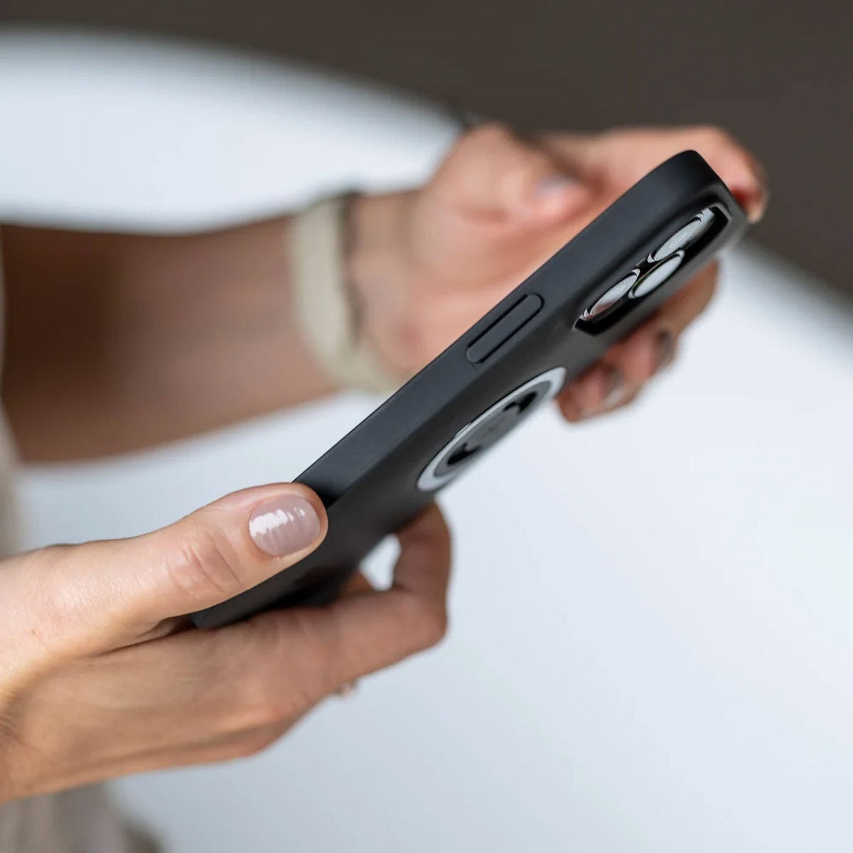 SP CONNECT｜IPHONE 18 / PRO / PRO MAX スマートフォンケース｜雑貨｜ブラック｜使用イメージ