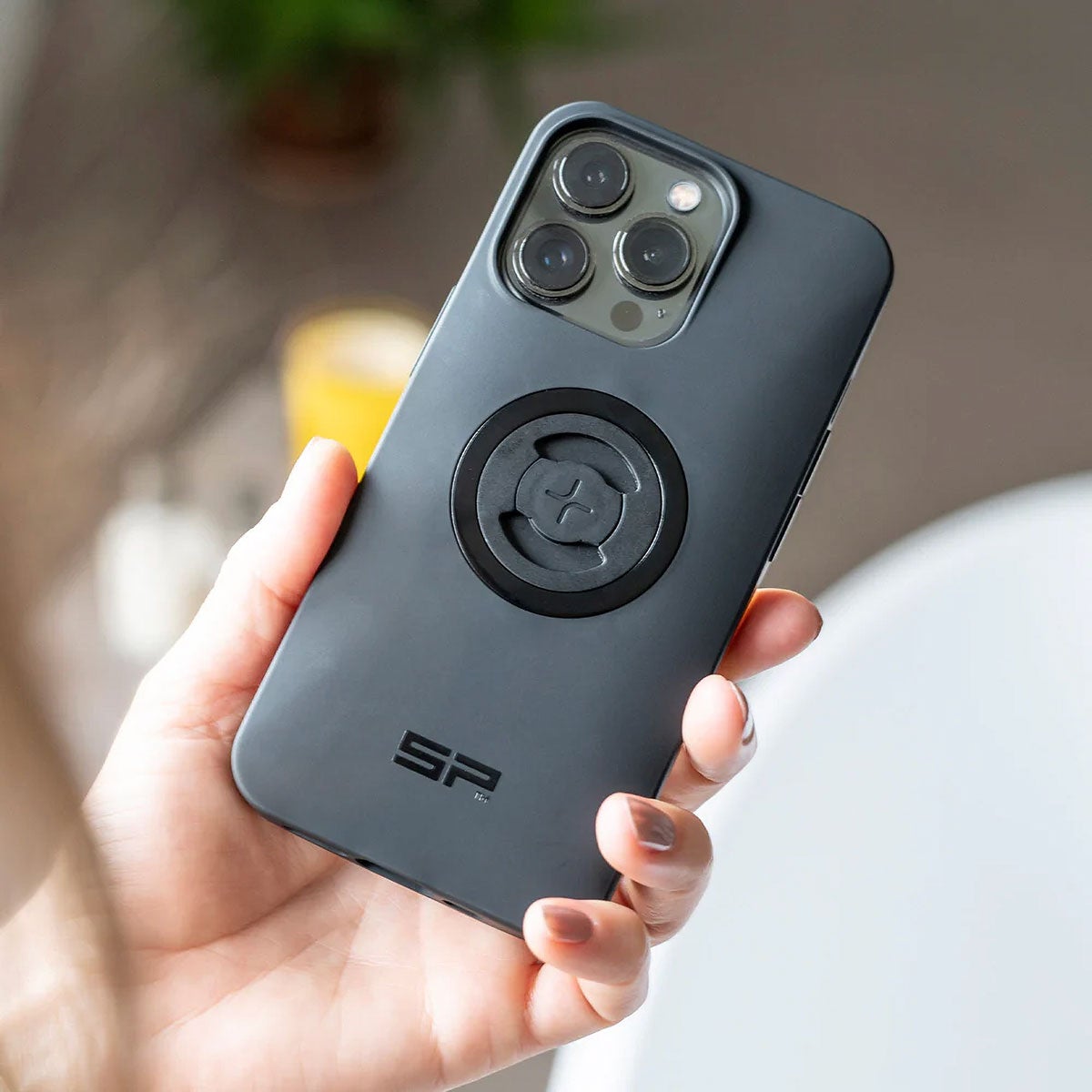 SP CONNECT｜IPHONE 18 / PRO / PRO MAX スマートフォンケース｜雑貨｜ブラック｜使用イメージ