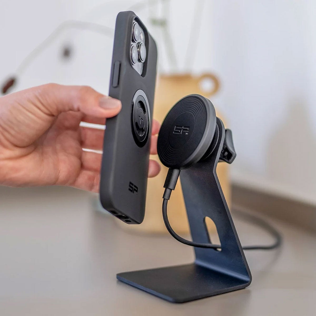 SP CONNECT｜IPHONE 18 / PRO / PRO MAX スマートフォンケース｜雑貨｜ブラック｜使用イメージ