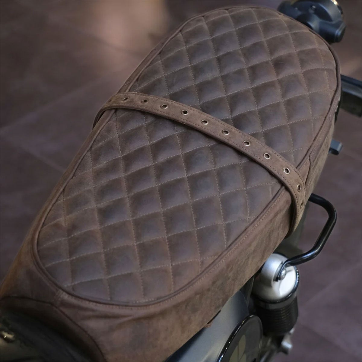 Trip Machine｜レザーシートカバー for ロイヤル・エンフィールド Bear 650｜雑貨｜タバコブラウン｜使用イメージ
