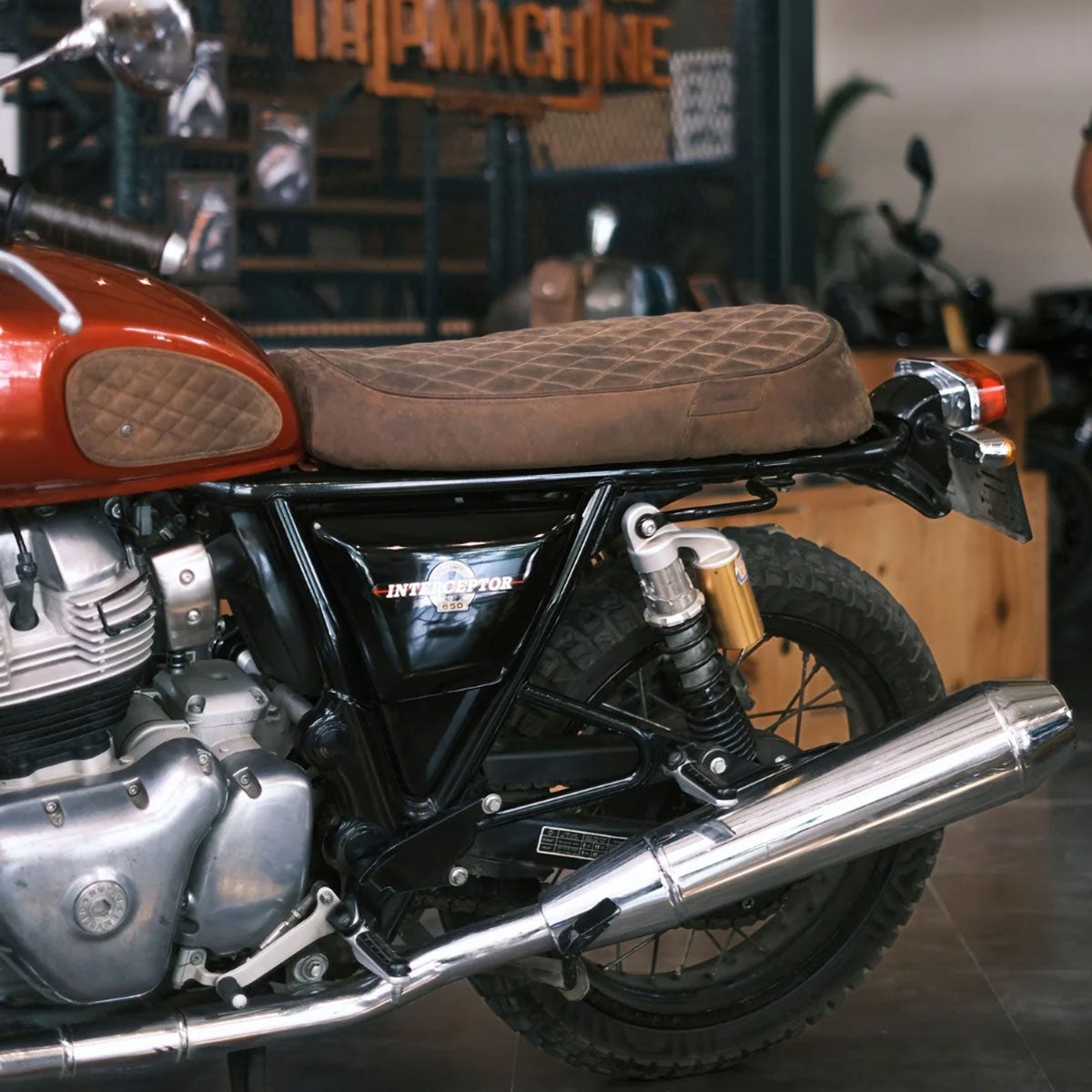 Trip Machine｜レザーシートカバー for ロイヤル・エンフィールド Interceptor 650｜雑貨｜タバコブラウン｜使用イメージ