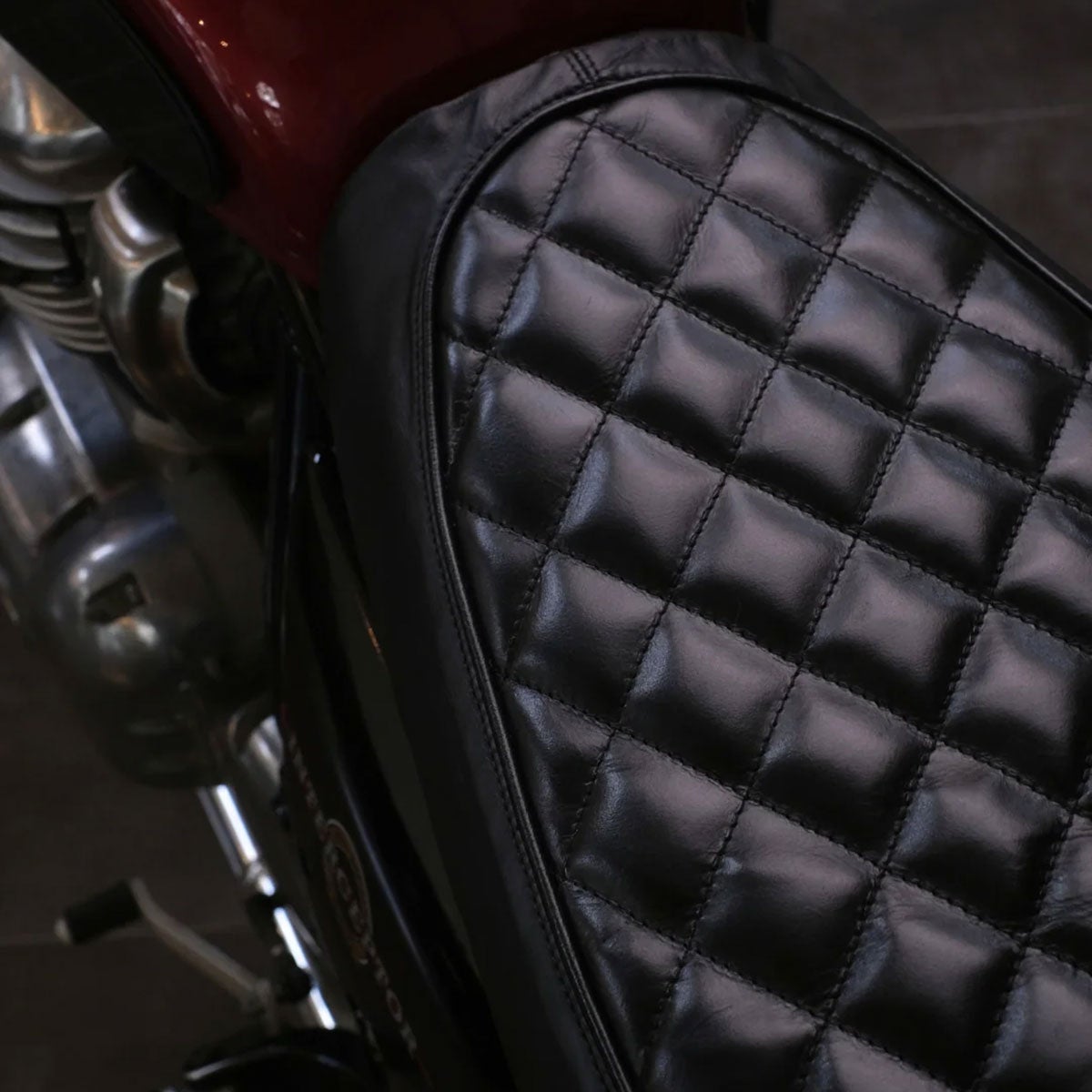 Trip Machine｜レザーシートカバー for ロイヤル・エンフィールド Interceptor 650｜雑貨｜ブラック｜使用イメージ