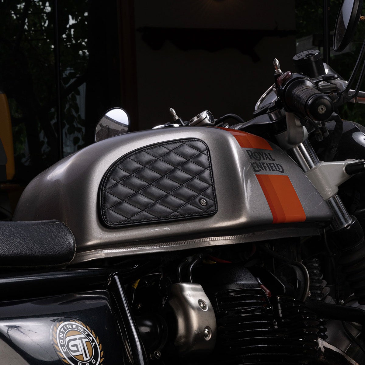 Trip Machine｜タンクパッド for ロイヤル・エンフィールド Continental GT 650｜雑貨｜ブラック｜使用イメージ