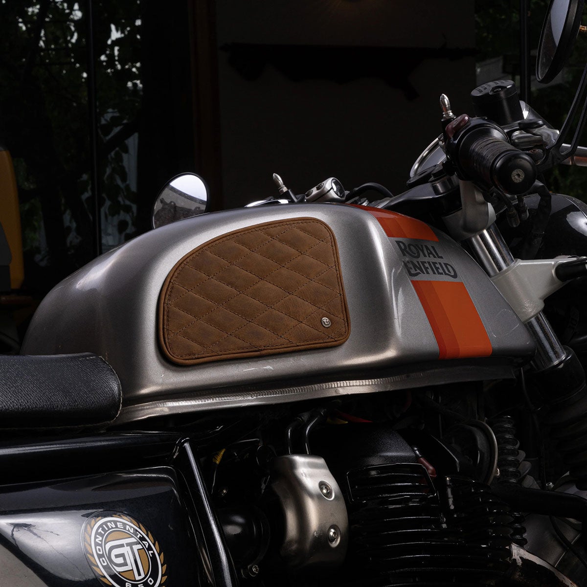 Trip Machine｜タンクパッド for ロイヤル・エンフィールド Continental GT 650｜雑貨｜タバコ｜使用イメージ