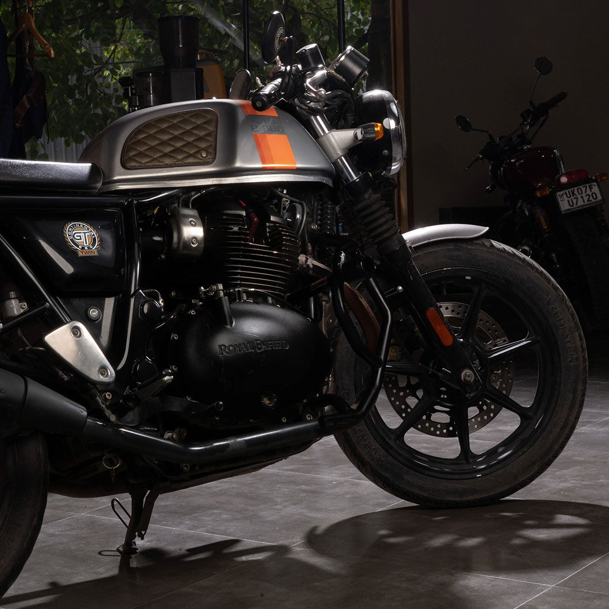 Trip Machine｜タンクパッド for ロイヤル・エンフィールド Continental GT 650｜雑貨｜カフェイン｜使用イメージ