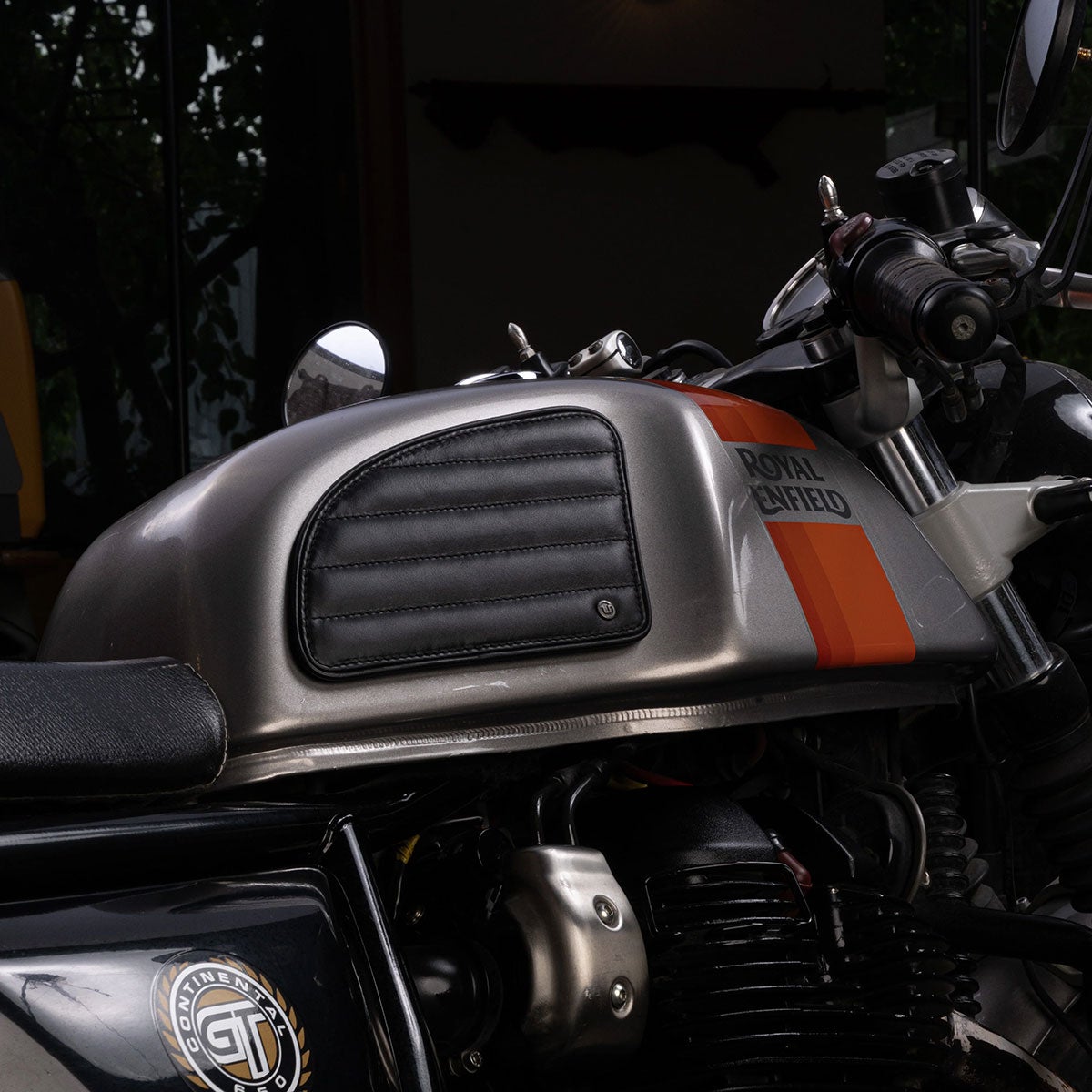 Trip Machine｜タンクパッド for ロイヤル・エンフィールド Continental GT 650｜雑貨｜ブラック｜使用イメージ