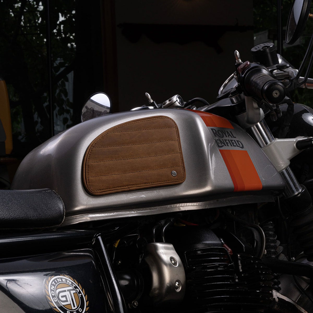 Trip Machine｜タンクパッド for ロイヤル・エンフィールド Continental GT 650｜雑貨｜	タバコ｜使用イメージ