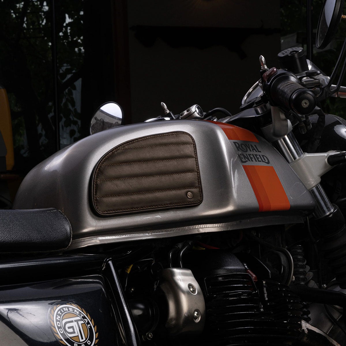 Trip Machine｜タンクパッド for ロイヤル・エンフィールド Continental GT 650｜雑貨｜カフェイン｜使用イメージ