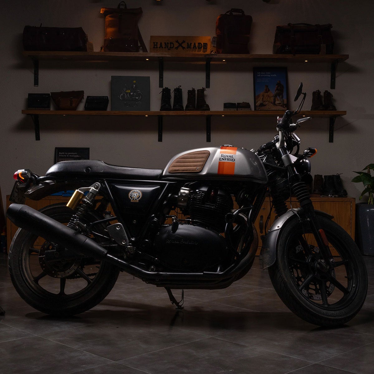 Trip Machine｜タンクパッド for ロイヤル・エンフィールド Continental GT 650｜雑貨｜	タバコ｜使用イメージ