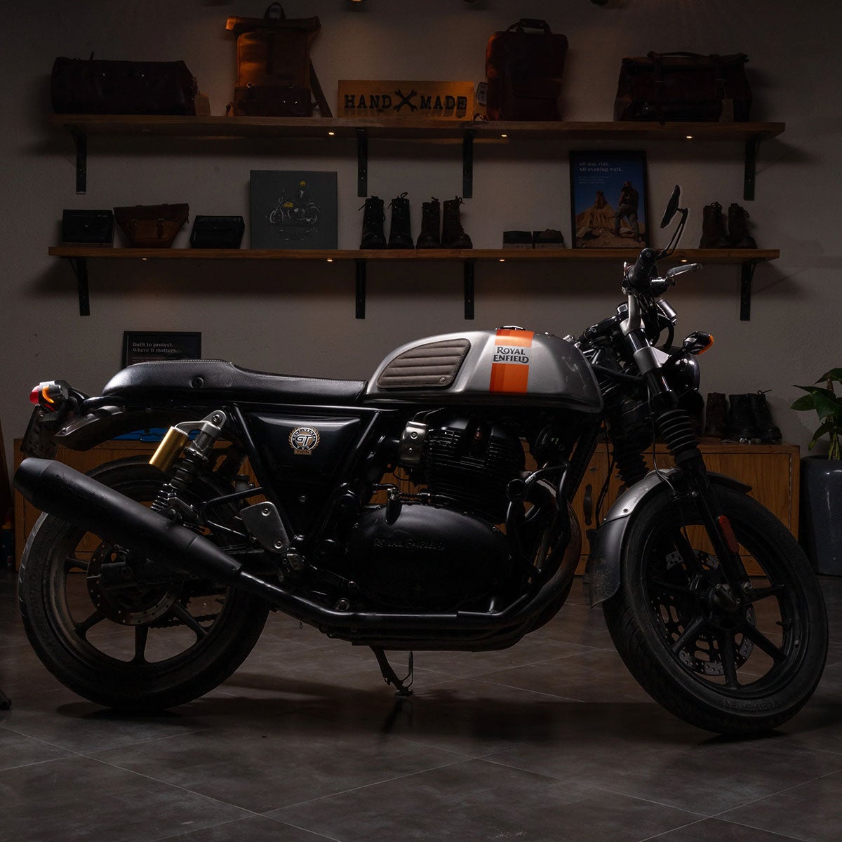 Trip Machine｜タンクパッド for ロイヤル・エンフィールド Continental GT 650｜雑貨｜カフェイン｜使用イメージ