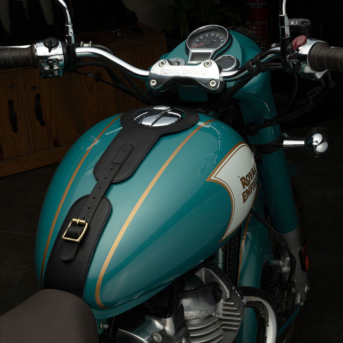 Trip Machine｜タンクストラップ for ロイヤル・エンフィールド Classic 650｜雑貨｜ブラック｜使用イメージ