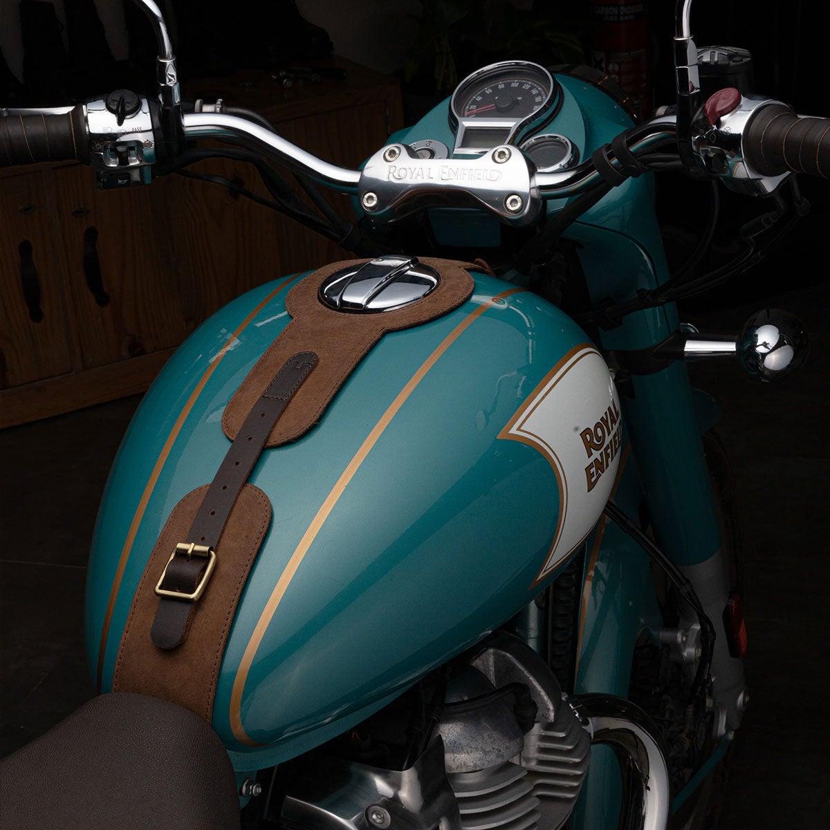Trip Machine｜タンクストラップ for ロイヤル・エンフィールド Classic 650｜雑貨｜タバコブラウン｜使用イメージ