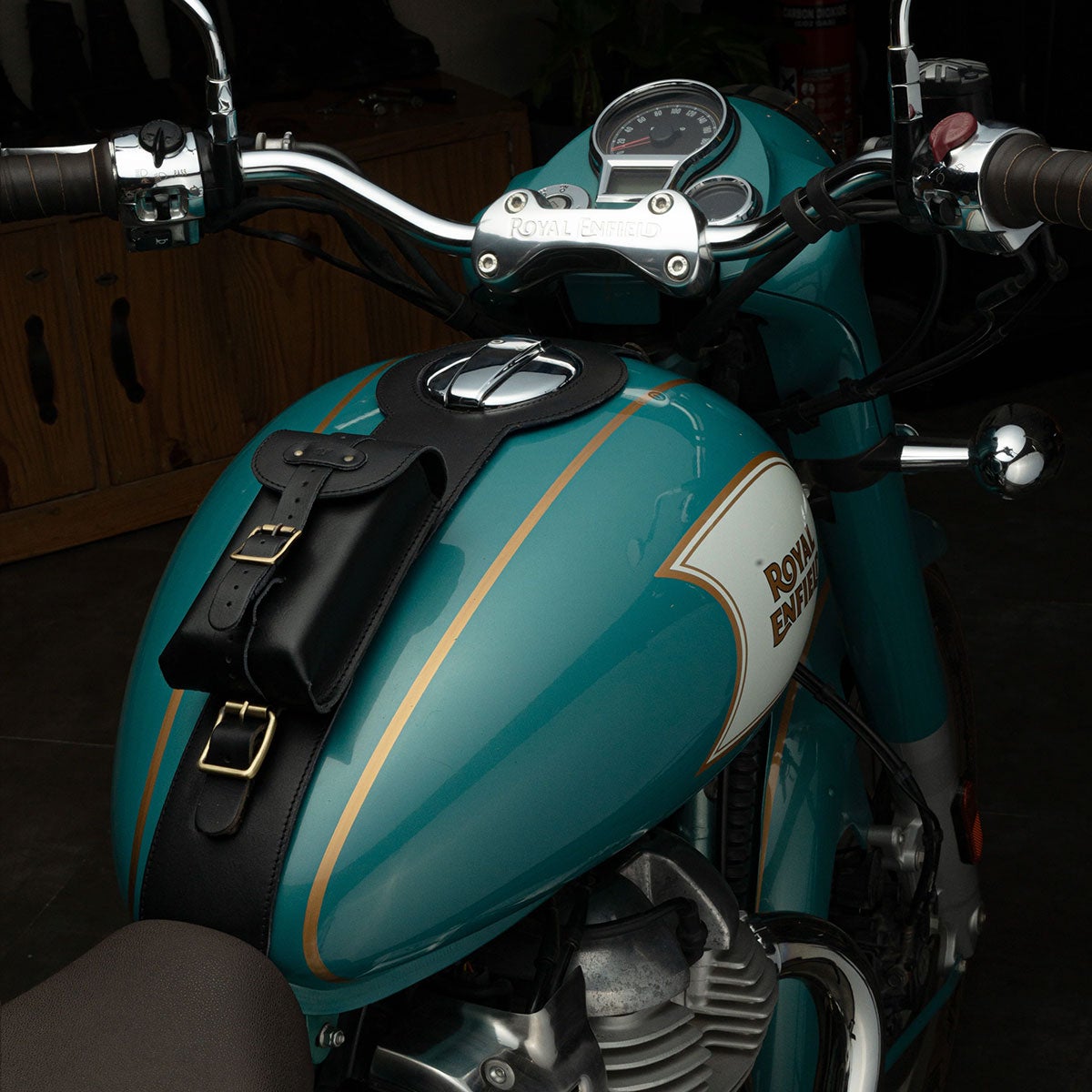 Trip Machine｜タンクストラップ for ロイヤル・エンフィールド Classic 650｜雑貨｜ブラック｜使用イメージ