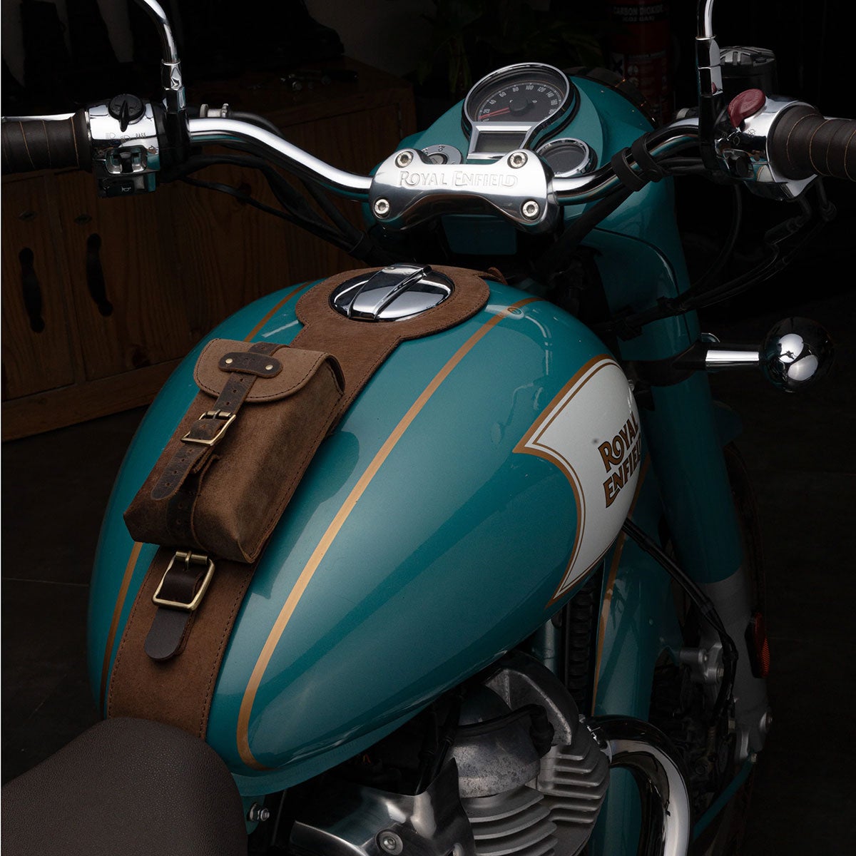 Trip Machine｜タンクストラップ for ロイヤル・エンフィールド Classic 650｜雑貨｜タバコブラウン｜使用イメージ