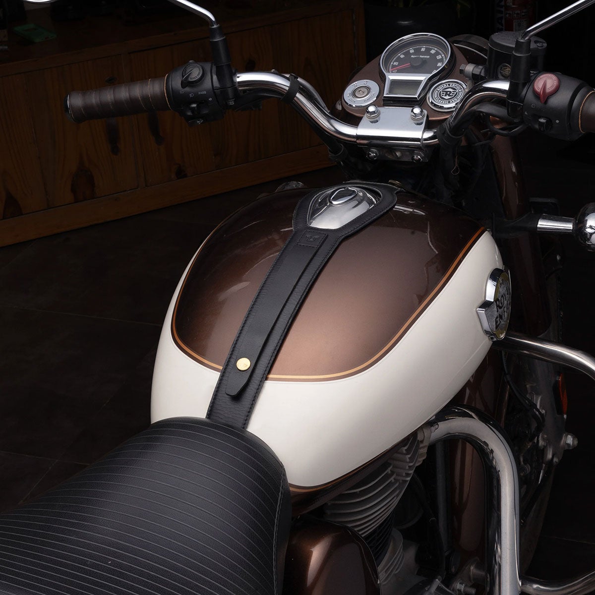 Trip Machine｜タンクストラップ for ロイヤル・エンフィールド Classic 350/Goan 350｜雑貨｜ブラック｜使用イメージ