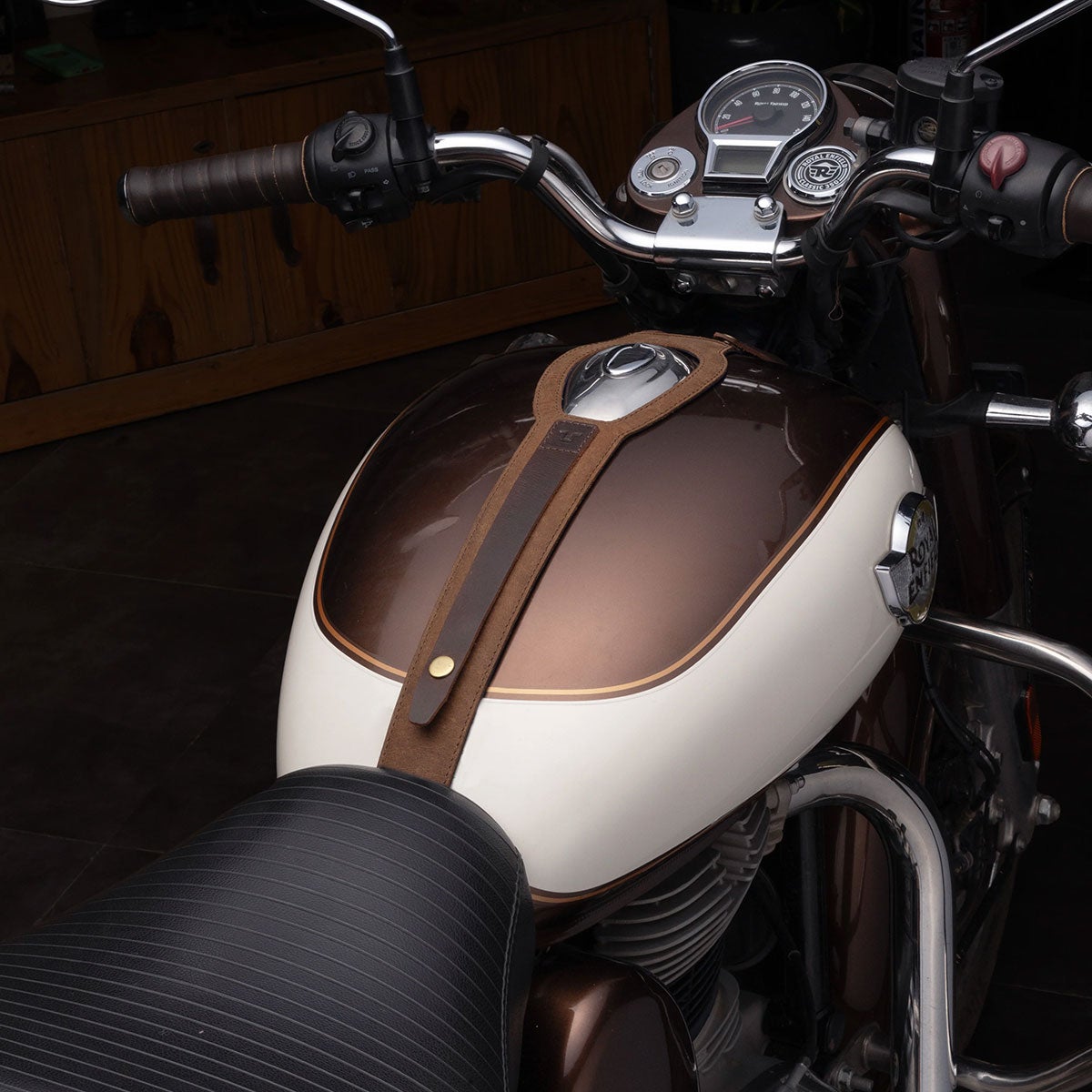 Trip Machine｜タンクストラップ for ロイヤル・エンフィールド Classic 350/Goan 350｜雑貨｜タバコブラウン｜使用イメージ