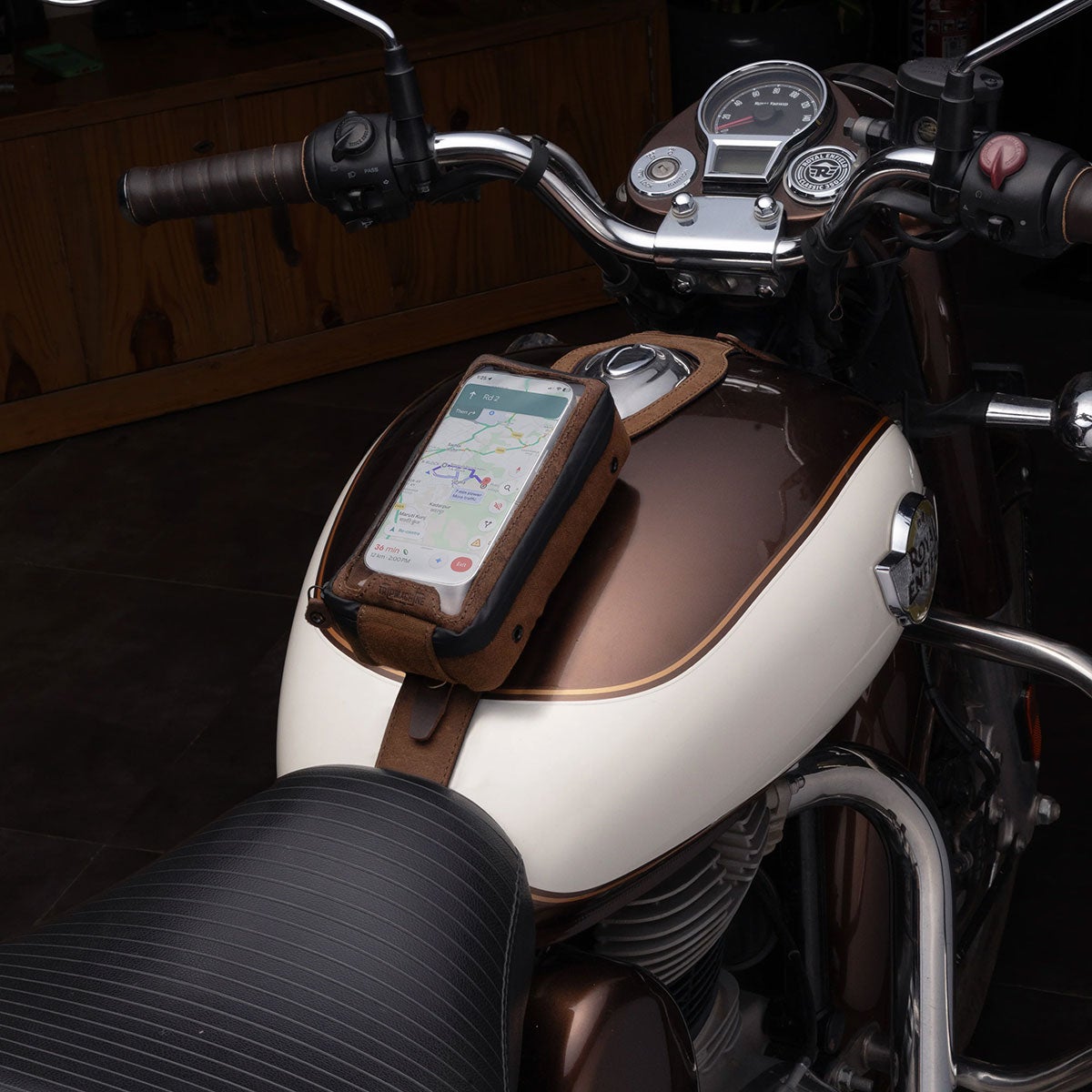 Trip Machine｜タンクストラップ for ロイヤル・エンフィールド Classic 350/Goan 350｜雑貨｜タバコブラウン｜使用イメージ