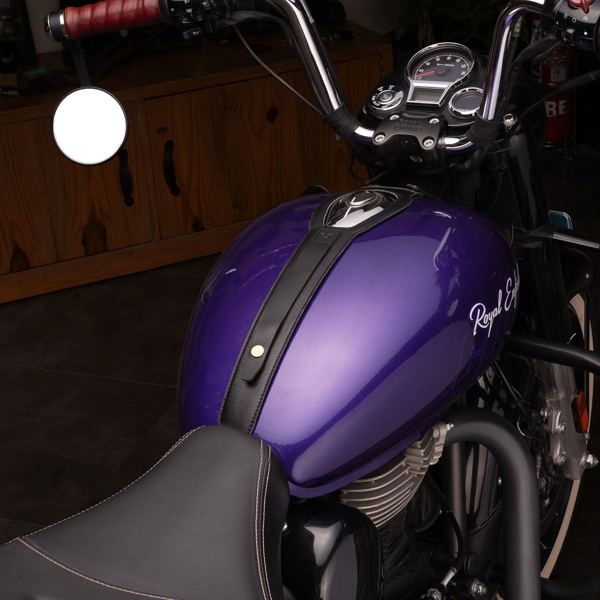 Trip Machine｜タンクストラップ for ロイヤル・エンフィールド Classic 350/Goan 350｜雑貨｜ブラック｜使用イメージ
