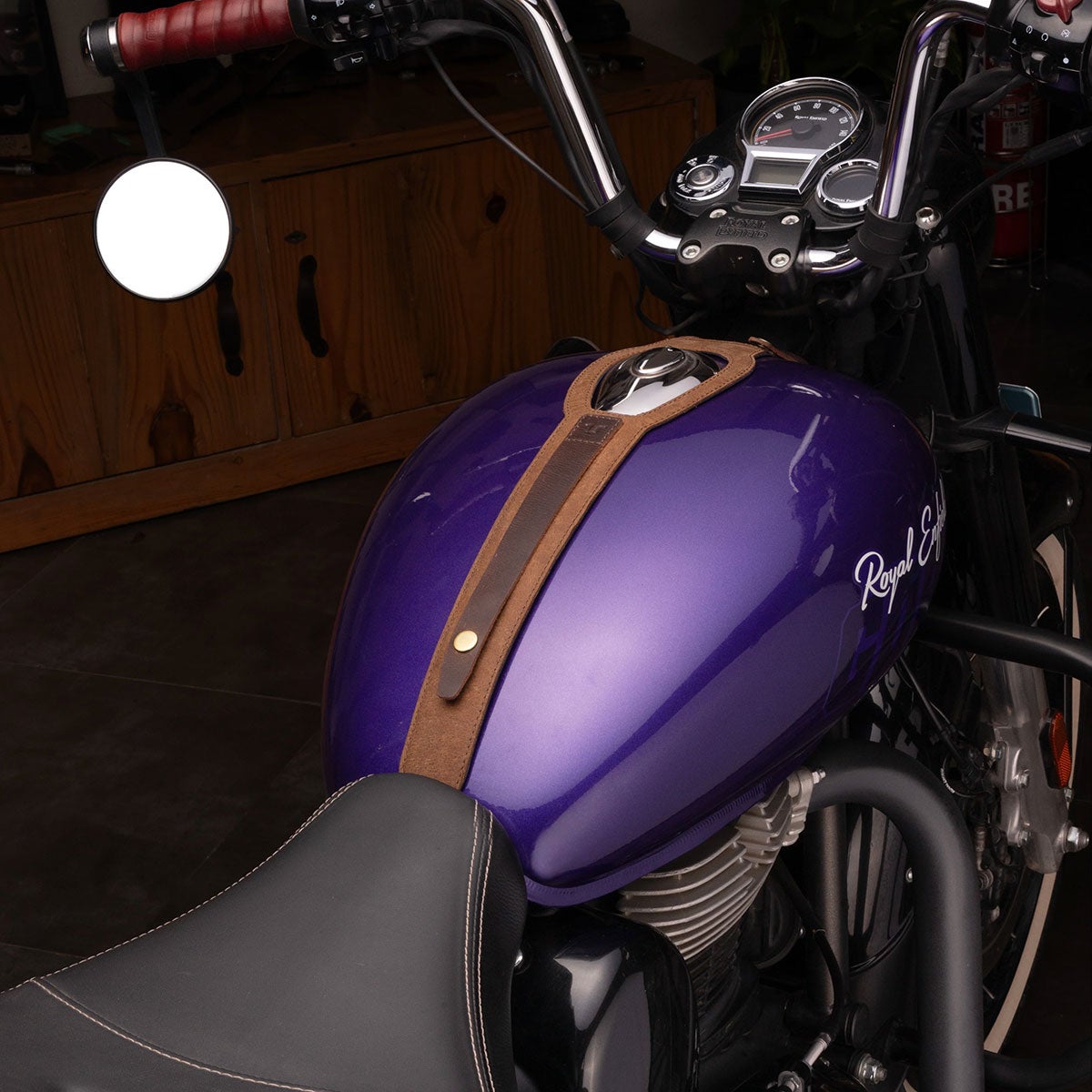 Trip Machine｜タンクストラップ for ロイヤル・エンフィールド Classic 350/Goan 350｜雑貨｜タバコブラウン｜使用イメージ