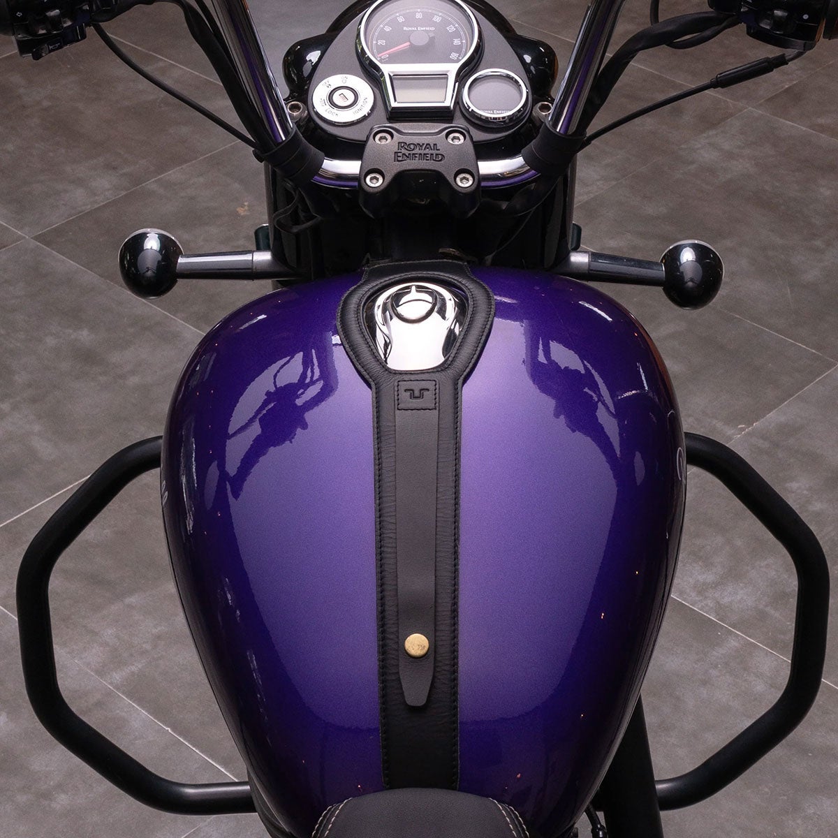 Trip Machine｜タンクストラップ for ロイヤル・エンフィールド Classic 350/Goan 350｜雑貨｜ブラック｜使用イメージ
