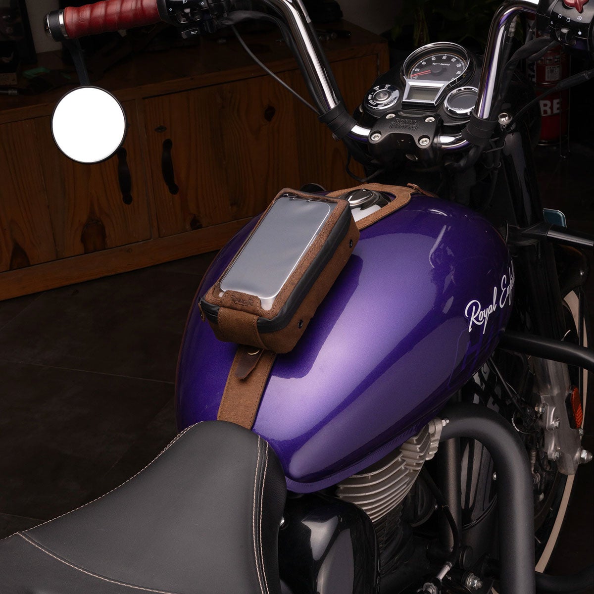 Trip Machine｜タンクストラップ for ロイヤル・エンフィールド Classic 350/Goan 350｜雑貨｜タバコブラウン｜使用イメージ