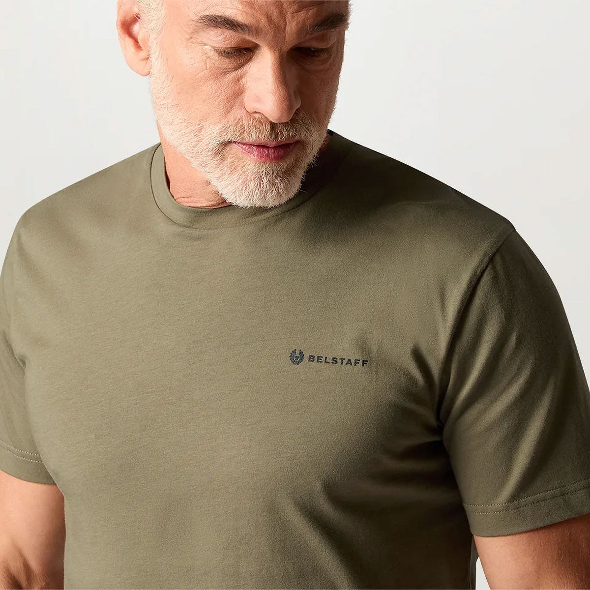 BELSTAFF｜3パック Tシャツ｜トップス｜オリーブ/カーキ/ストーン｜モデル着用
