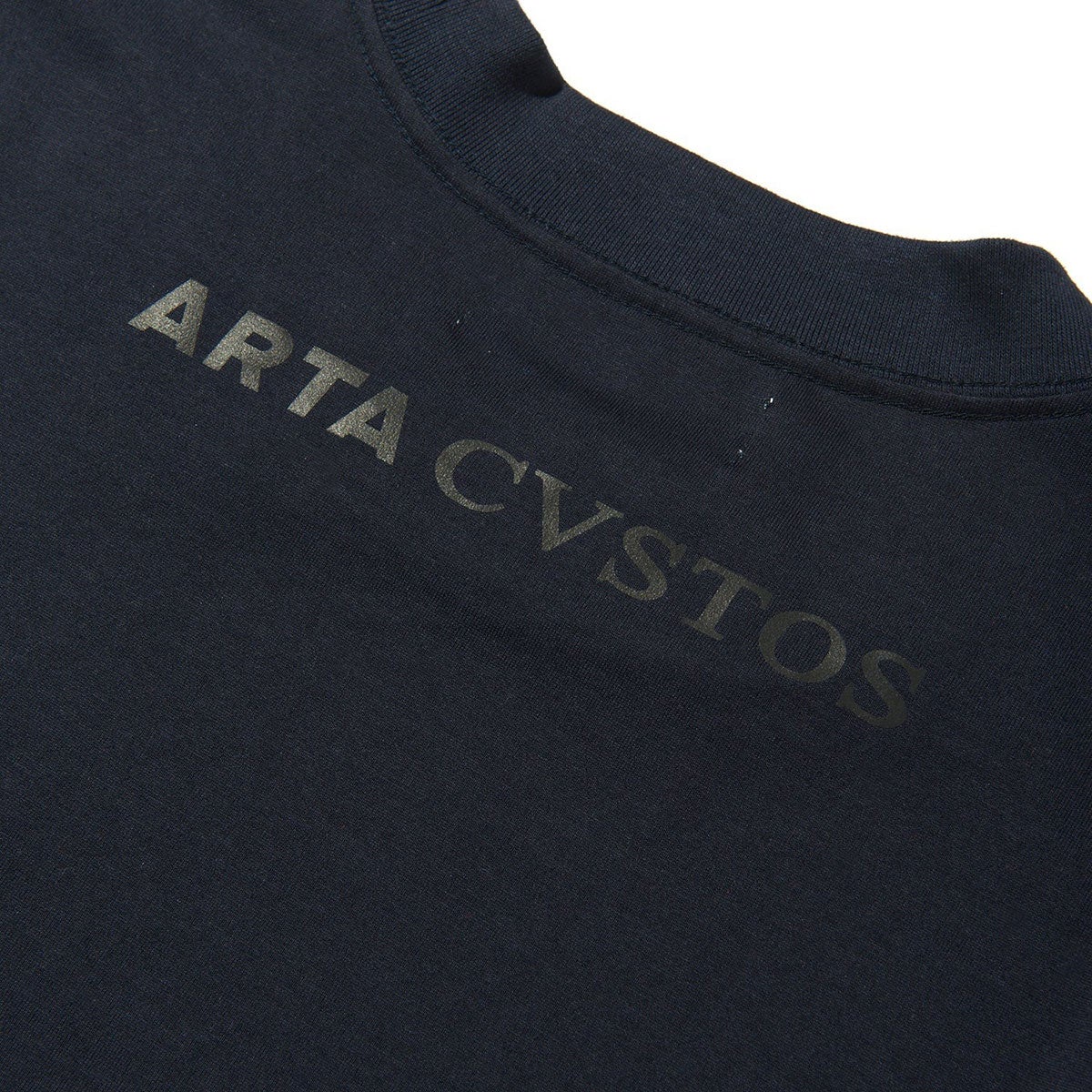 ARTA｜ARTA CVSTOS バックロゴ Tシャツ｜ウェア｜ネイビー