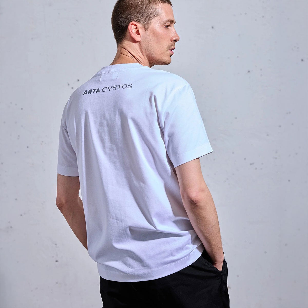 ARTA｜ARTA CVSTOS バックロゴ Tシャツ｜ウェア｜ホワイト｜モデル着用