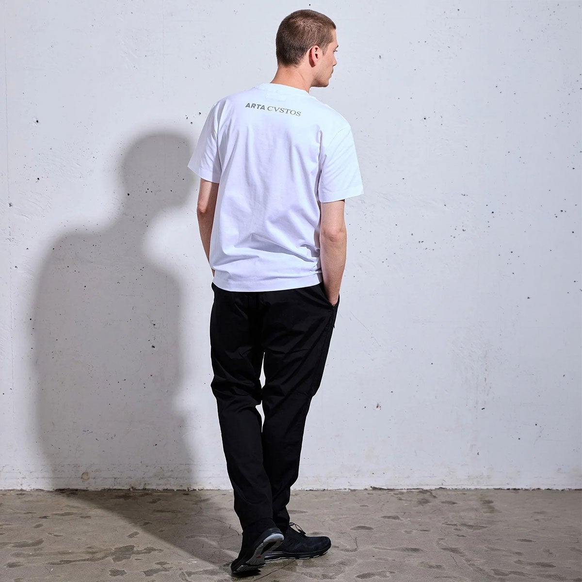 ARTA｜ARTA CVSTOS バックロゴ Tシャツ｜ウェア｜ホワイト｜モデル着用
